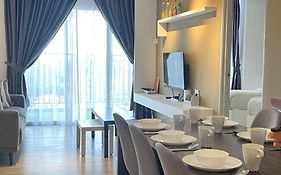 Emerald Avenue Cozy 3R3B Apartment 715